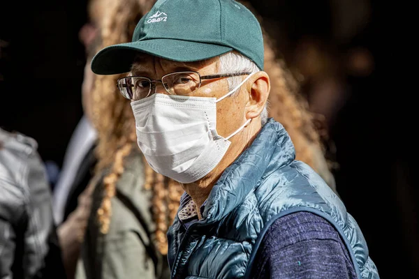 Seville España Marzo Hombre Identificado Usando Máscara Para Protegerse Mismo —  Fotos de Stock