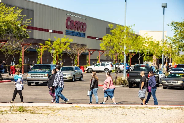 Tucson Estados Unidos Março Compradores Praticando Distanciamento Social Alinhados Fora Fotos De Bancos De Imagens