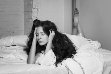 Doğal kadın siyah beyaz portre