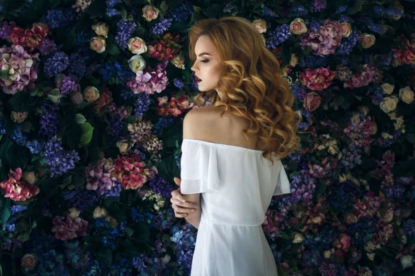 Retrato femenino de primavera con flores —  Fotos de Stock