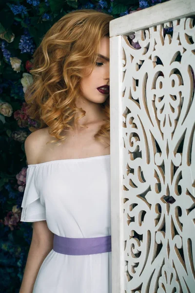 Retrato femenino de primavera con flores —  Fotos de Stock