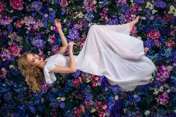 Retrato de levitación femenina de primavera con flores —  Fotos de Stock