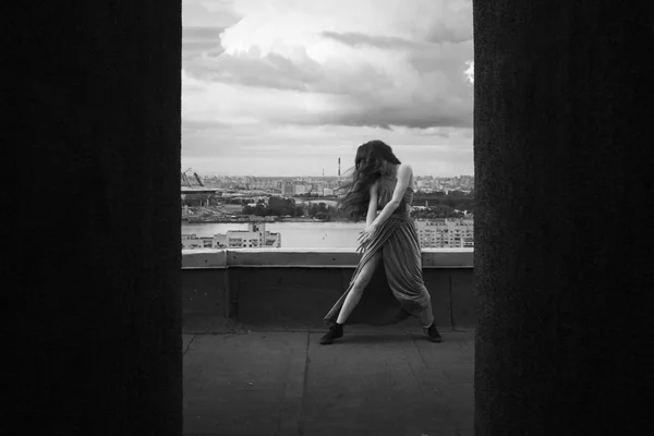 Retrato feminino no telhado — Fotografia de Stock