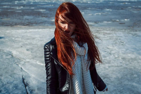 Retratos femeninos en la bahía en invierno —  Fotos de Stock