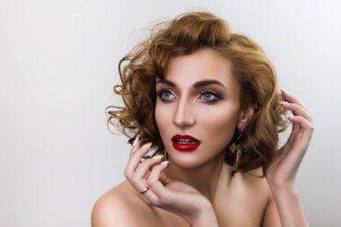 Kırmızı dudaklı bir portre.