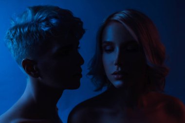 Renkli saçlı genç bir çiftin güzel portresi