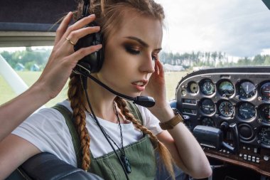 Küçük beyaz uçaklı genç kız.