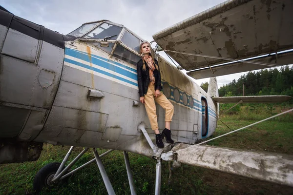 Chica Joven Con Viejo Avión —  Fotos de Stock