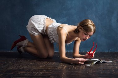 Genç bir kadının stüdyo resmi. 