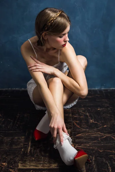 Genç bir kadının stüdyo resmi. 