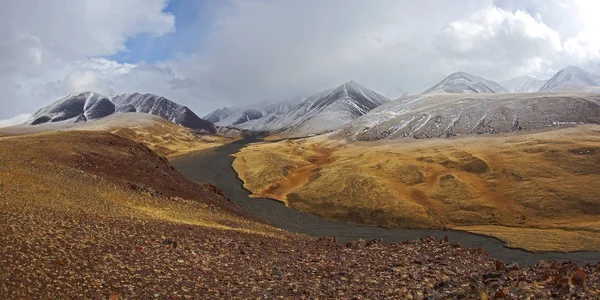 Neve nas montanhas de Altai — Fotografia de Stock