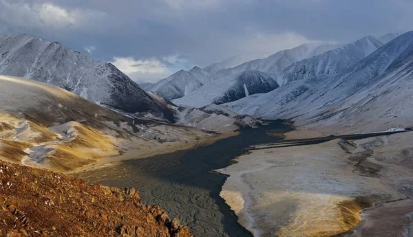 Schnee in den Bergen des Altai — Stockfoto