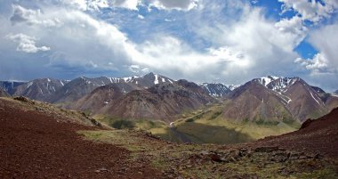 Yaz aylarında Altay Dağları