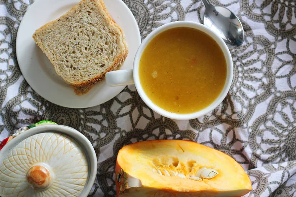 Soupe de citrouille en tasse blanche sur la table . — Photo