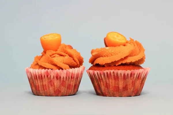 Krém karamell cupcake mandula díszített kék háttér — Stock Fotó