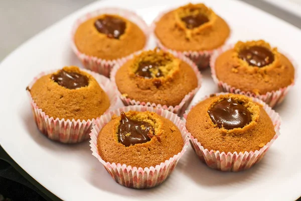 Herstellung von Cupcakes. Foto des Prozesses. hausgemachte Muffins. — Stockfoto
