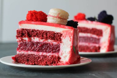 Kırmızı kadife. Lezzetli kırmızı ev yapımı kek macarons tarafından dekore edilmiş