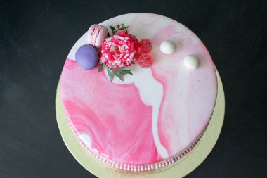 Rose ve macarons tarafından dekore edilmiş lezzetli pembe ev yapımı kek