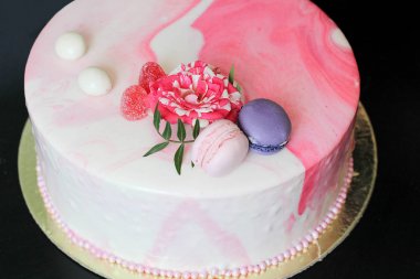 Rose ve macarons tarafından dekore edilmiş lezzetli pembe ev yapımı kek