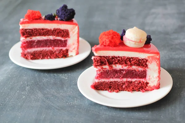 레드 벨벳입니다. 맛 있는 레드 수 제 케이크 macarons에 의해 장식 — 스톡 사진