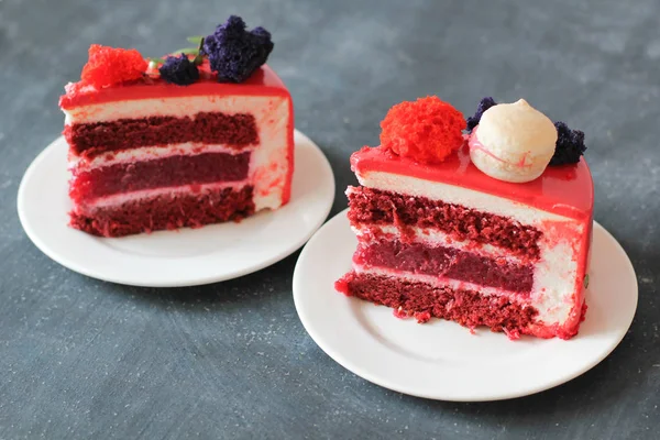 Vörös bársony. Macarons díszített finom vörös házi sütemény — Stock Fotó