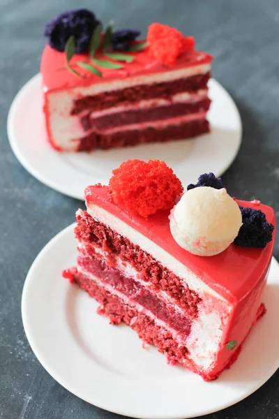 Red velvet. Smaczne domowe ciasta czerwony urządzone przez macarons — Zdjęcie stockowe