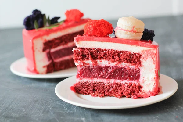 赤のベルベット。マカロンで飾られたおいしい赤自家製ケーキ — ストック写真