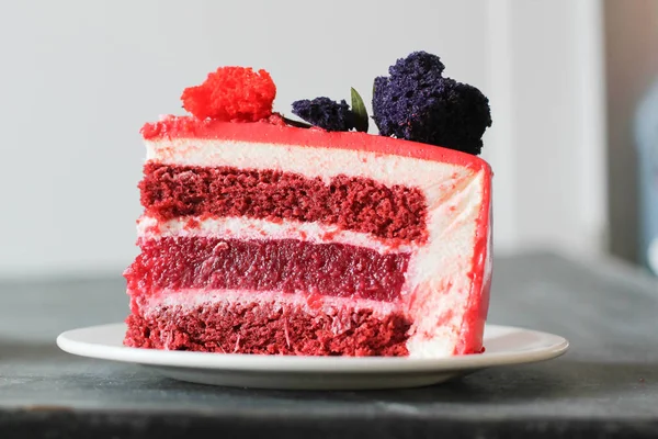 Terciopelo rojo. Sabroso pastel casero rojo — Foto de Stock