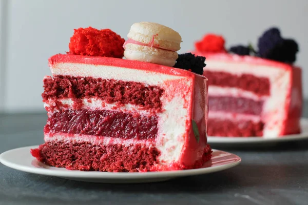 赤のベルベット。マカロンで飾られたおいしい赤自家製ケーキ — ストック写真