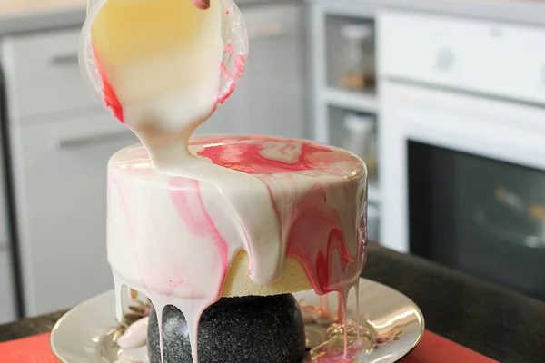 Gâteau maison rose savoureux décoré — Photo
