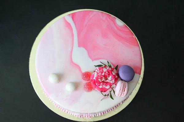 Sabroso pastel hecho en casa rosa decorado con rosa y macarrones — Foto de Stock