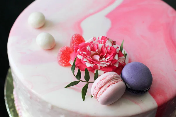 Sabroso pastel hecho en casa rosa decorado con rosa y macarrones —  Fotos de Stock