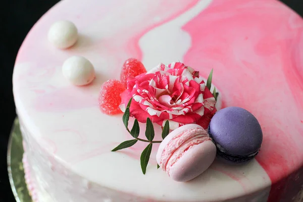 Smakelijke roze zelfgemaakte taart gedecoreerd door rose en macarons — Stockfoto