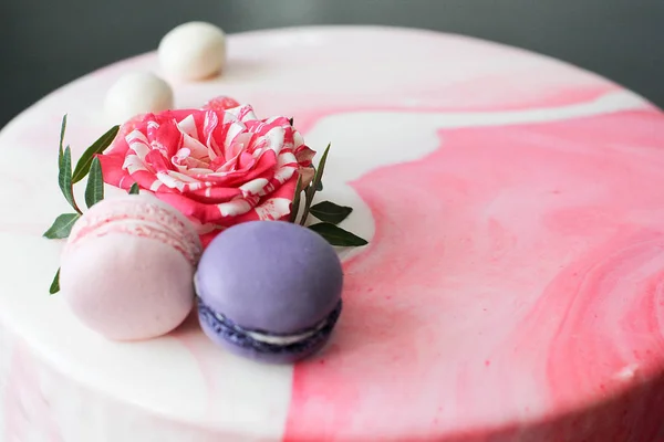 Smakelijke roze zelfgemaakte taart gedecoreerd door rose en macarons — Stockfoto