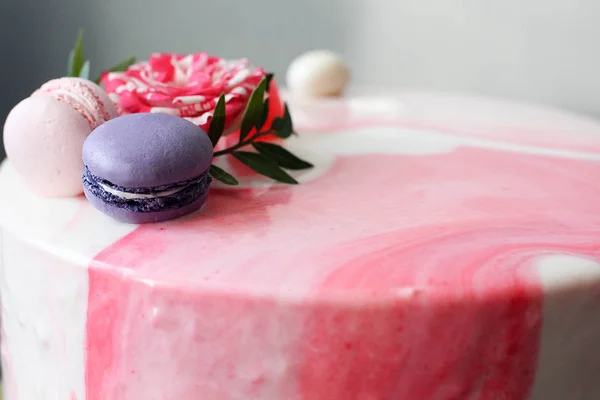 Leckeren rosa hausgemachten Kuchen mit Rose und Macarons dekoriert — Stockfoto