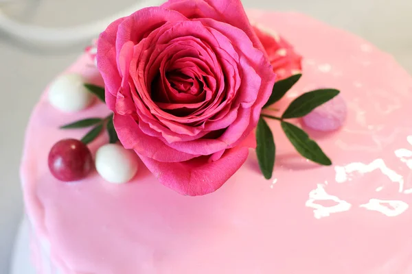 Smakelijke roze zelfgemaakte taart gedecoreerd door rose en macarons — Stockfoto