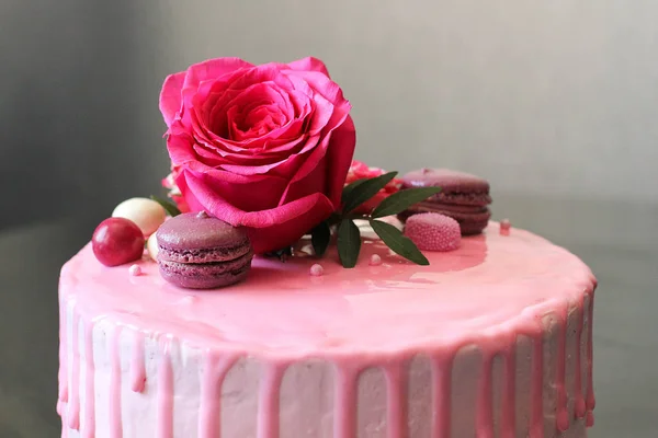 薔薇とマカロンで飾られたおいしいピンクの自家製ケーキ — ストック写真