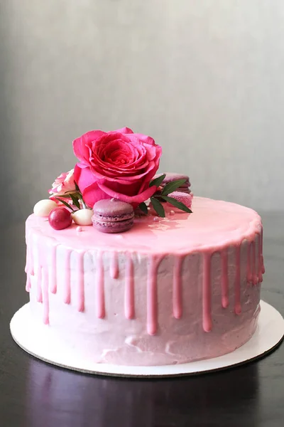 玫瑰和马卡龙装饰的美味粉色自制蛋糕 — 图库照片