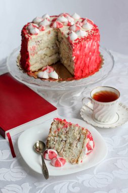 Kalpler tarafından dekore edilmiş kırmızı ev yapımı kek.