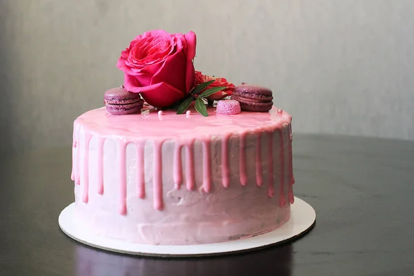 Sabroso pastel hecho en casa rosa decorado con rosa y macarrones —  Fotos de Stock