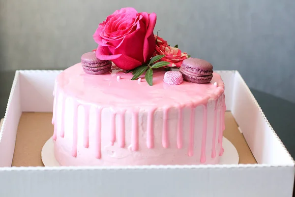 गुलाब आणि मॅकरॉनद्वारे सजवलेले स्वादिष्ट गुलाबी घरगुती केक — स्टॉक फोटो, इमेज