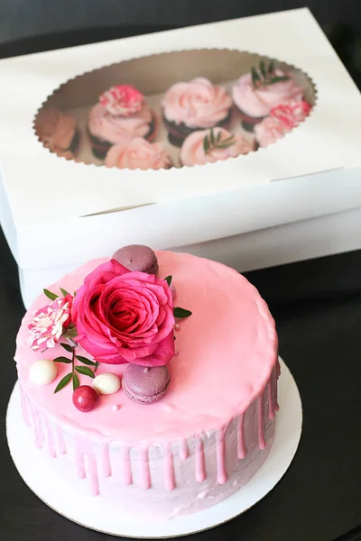 Bolo caseiro rosa saboroso decorado por rosa e macarons — Fotografia de Stock