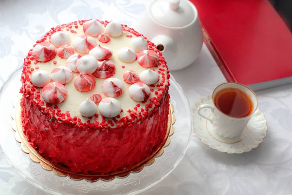 心で飾られた赤の自家製ケーキ. — ストック写真