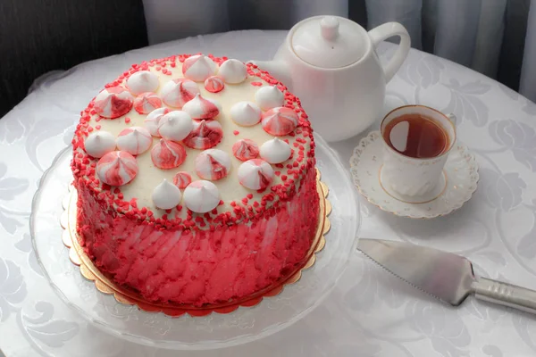 Czerwona, domowe ciasta, urządzone przez serca. — Zdjęcie stockowe