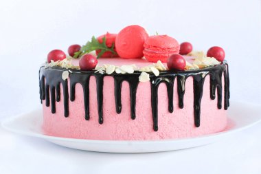 Kırmızı şeker tarafından dekore edilmiş lezzetli pembe ev yapımı kek