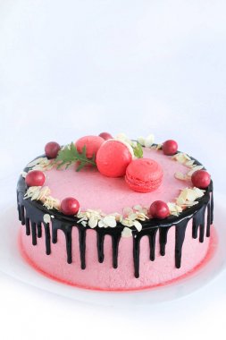 Kırmızı şeker tarafından dekore edilmiş lezzetli pembe ev yapımı kek