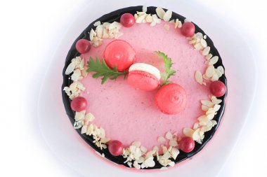 Kırmızı şeker tarafından dekore edilmiş lezzetli pembe ev yapımı kek