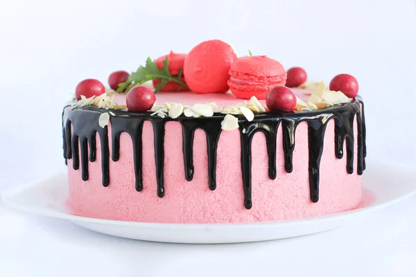 Bolo caseiro rosa saboroso decorado por doces vermelhos — Fotografia de Stock