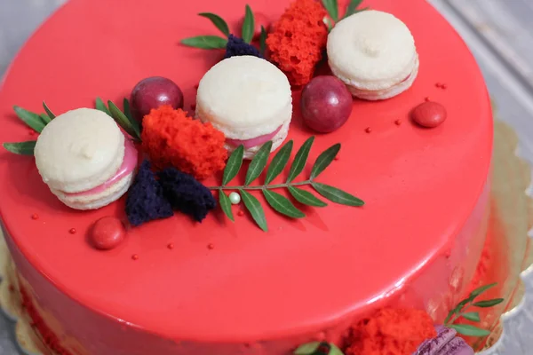 Νόστιμο κόκκινο σπιτικό κέικ διακοσμημένο με κόκκινες καραμέλες και μακαρόν — Φωτογραφία Αρχείου
