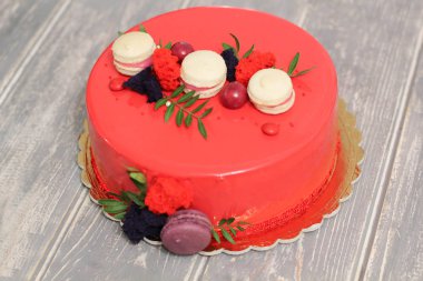 Kırmızı şeker ve macarons tarafından dekore edilmiş kırmızı lezzetli ev yapımı kek